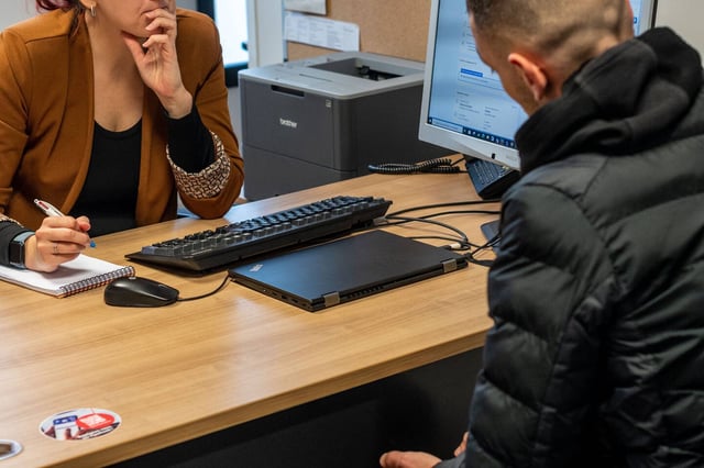 Une expérimentation du «RSA rebond», qui prévoit un suivi pour chaque allocataire, à Givors (Rhône), le 24 octobre 2023.