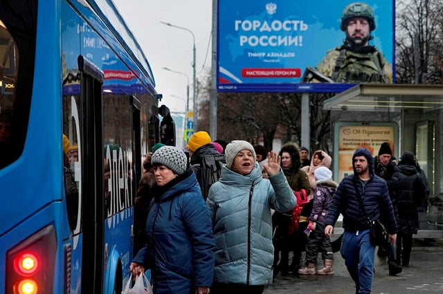 <figcaption>Dans les rues, des affiches à la gloire des soldats participant à l’« opération militaire spéciale » en Ukraine.</figcaption>
