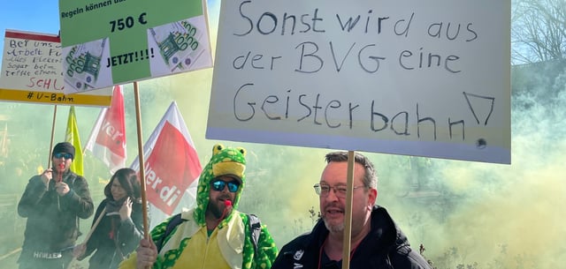 Beschäftigte der BVG demonstrierten am Donnerstag vor dem Roten Rathaus in Berlin