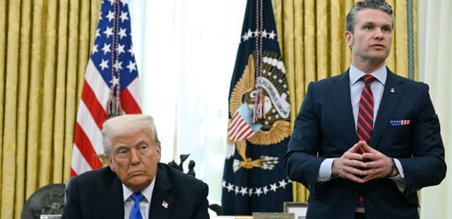 Le président américain Donald Trump (g) et le ministre de la Défense Pete Hegseth (d) dans le Bureau ovale, à la Maison Blanche, le 21 mars 2025
