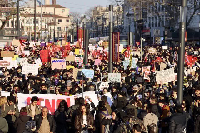 Demonstranten am Freitagnachmittag in Istanbul