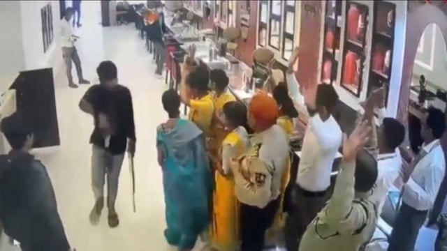 A group of men walked into a branch of Tanishq jewellery store in Bihar, overpowered the security guard and robbed the outlet of gold and silver pieces worth ₹25 crore. (Video grab)
