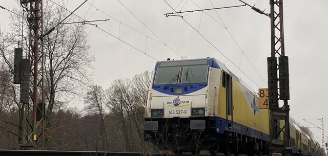 Ein Metronom-Zug steht auf einer Bahnstrecke (Symbolbild)