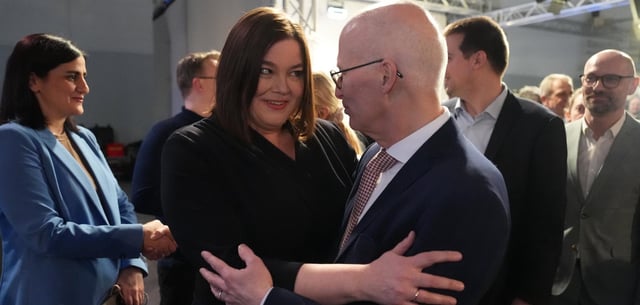 Vertrauen sich: Katharina Fegebank (Grüne), Zweite Bürgermeisterin, umarmte schon am Wahlabend den SPD-Senatspräsidenten Peter Tschentscher