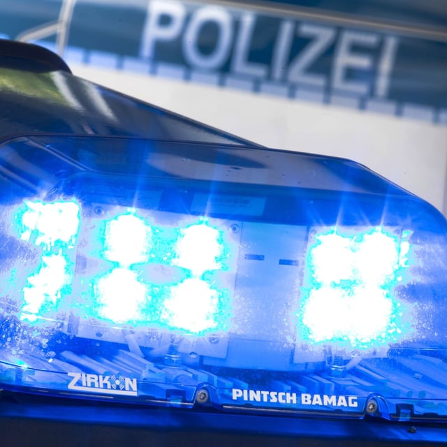 Mann bei Wohnungsdurchsuchung in Bergisch Gladbach angeschossen