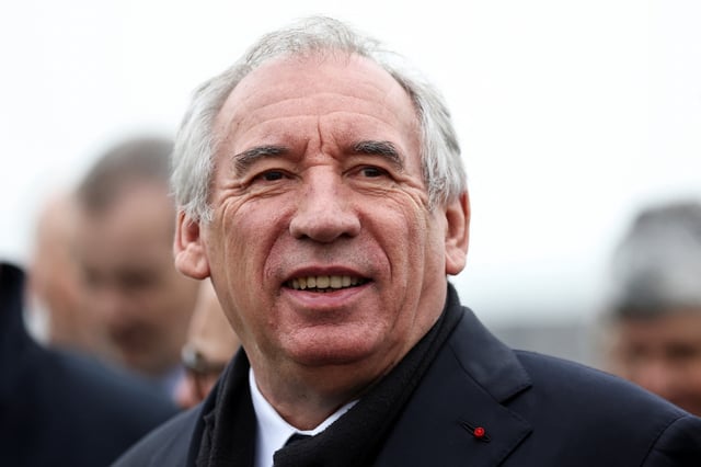 François Bayrou visite une usine d’armement du fournisseur du système de défense militaire franco-allemand KNDS à Bourges, le 21 mars 2025.