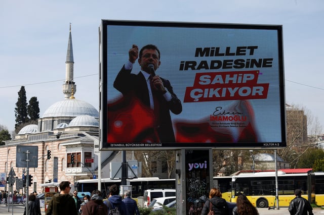 Un panneau d’affichage en soutien du maire d’Istanbul, Ekrem Imamoglu.