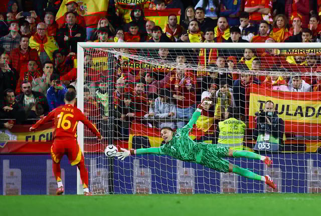 Soccer Football - Nations League - Quarter Final - Second Leg - Spain v Netherlands - Estadio de Mestalla, Valencia, Spain - March 23, 2025 Spain's Alex Baena scores a penalty during the penalty shootout REUTERS/Albert Gea