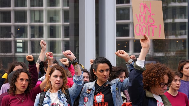 Des feministes devant le tribunal correctionnel de Paris, où Gérard Depardieu comparaît lundi 24 mars 2025.