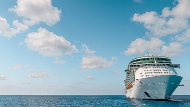 A British-Czechoslovakian woman lost her life in a jet ski accident while on a cruise in the Bahamas.