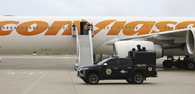 Un avion de la compagnie vénézuélienne Conviasa sur le tarmac de l'aéroport international de Maiquetia, le 20 mars 2025