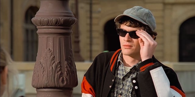 Tom Everett Scott as Andy, wearing a hat and dark sunglasses in American Werewolf in Paris