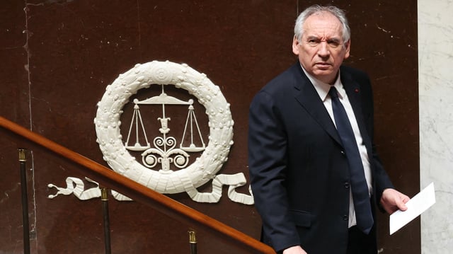 Tenu à la fois par le « respect » qu’il garantit aux oppositions, et son souci d’agir sans majorité absolue, le premier ministre pourrait éprouver l’envie d’avancer en dehors des murs du Parlement.