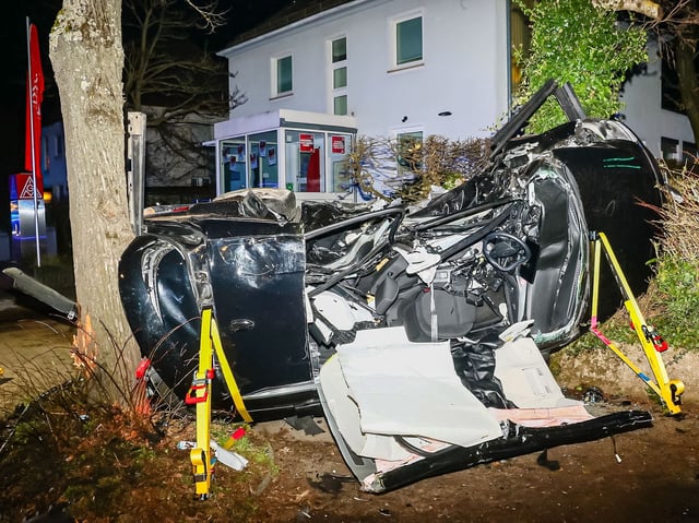 Ein zerstörtes Auto liegt an einer Unfallstelle. Bei einem mutmaßlichen Autorennen sind in Ludwigsburg zwei unbeteiligte Frauen ums Leben gekommen.