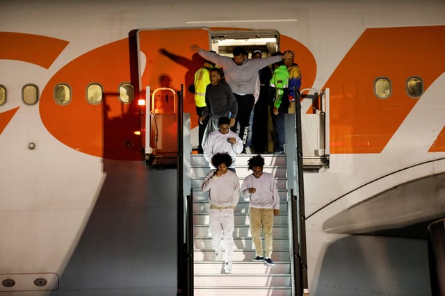 Des migrants vénézuéliens expulsés des États-Unis arrivent sur un vol à Caracas, au Venezuela, ce lundi 24 mars 2025.