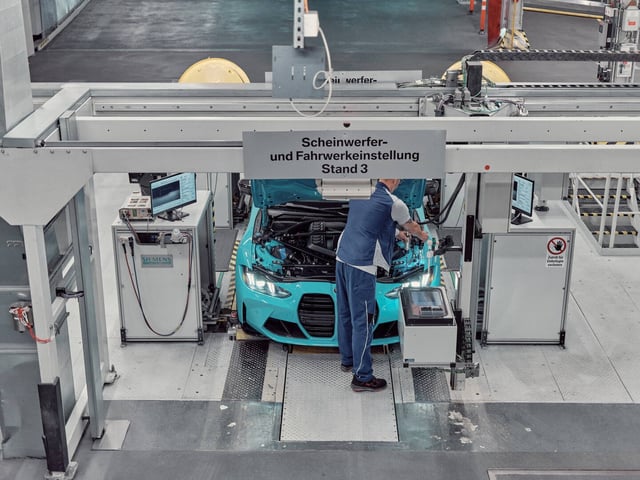 Dans l'usine BMW de Munich, en septembre. La groupe allemand progresse de 2,5% depuis el début de l'année, et continue de creuser l'écart avec son rival Mercedes.