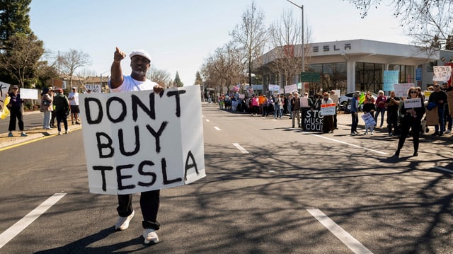 Les manifestations contre Tesla et son propriétaire se succèdent depuis plusieurs semaines déjà aux États-Unis.