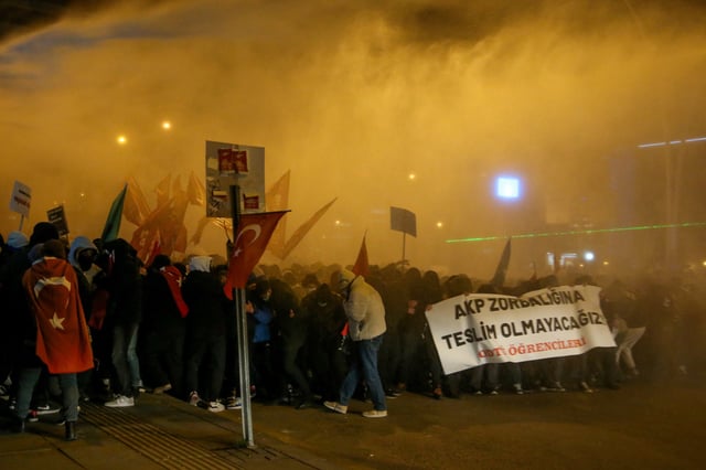 La police anti-émeute utilise des canons à eau pour disperser des étudiants universitaires lors d’une manifestation contre la détention du maire d’Istanbul, Ekrem Imamoglu, à Ankara, en Turquie, le 21 mars 2025.