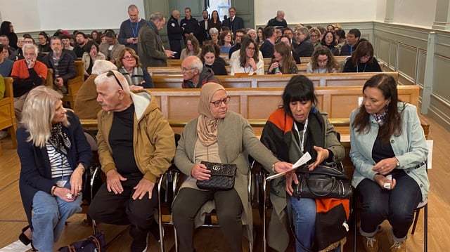 Djohar et Kamel Daoud, les parents de Chahinez Daoud, entourés de leurs interprètes au procès de Mounir B., accusé de l’assassinat de leur fille.