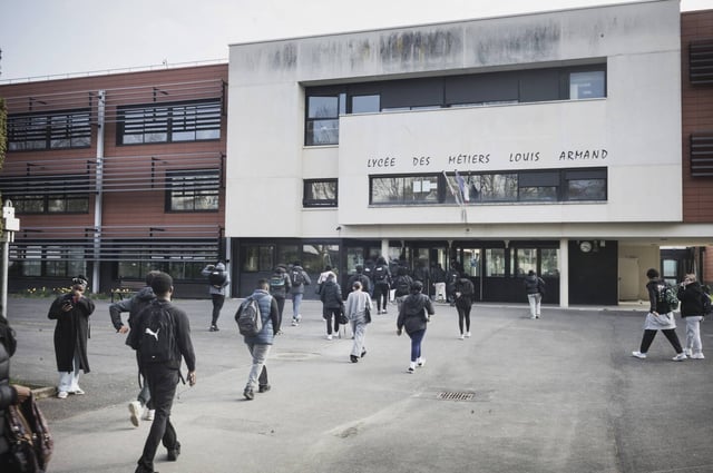 Devant le lycée Louis-Armand à Yerres, le 25 mars 2025 au matin.