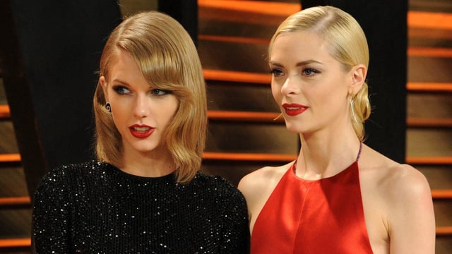 WEST HOLLYWOOD, CA - MARCH 02:  Taylor Swift and Jaime King attend the 2014 Vanity Fair Oscar Party hosted by Graydon Carter on March 2, 2014 in West Hollywood, California.  (Photo by Jon Kopaloff/FilmMagic)