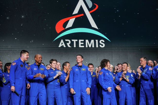 NASA&#39;s astronaut corps stand together with NASA astronauts Victor Glover, Reid Wiseman and Christina Koch and Canadian Space Agency astronaut Jeremy Hansen on Saturday April 1, 2023 at Ellington Field in Houston. These four astronauts will fly around the moon as part of NASA&#39;s Artemis II mission
