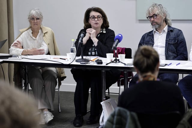 La présidente de l'Inirr Marie Derain de Vaucresson (au centre) en compagnie du scénariste Gilles Tillet (à droite) à la présentation du rapport annuel de l'instance, mardi 25 mars à Paris.
