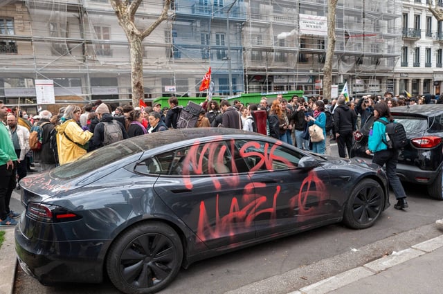 Une Tesla vandalisée lors d'une manifestation à Lyon à l'occasion de la Journée internationale pour l'élimination de la discrimination raciale. le 22 mars.