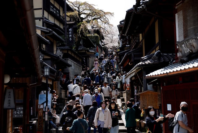 A crowd of tourists walk on the street near Kiyomizu-dera temple in Kyoto, western Japan March 30, 2023.  REUTERS/Issei Kato/File Photo