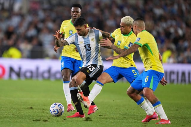 Argentiniens Cristian Romero dribbelt an den brasilianischen Spielern vorbei