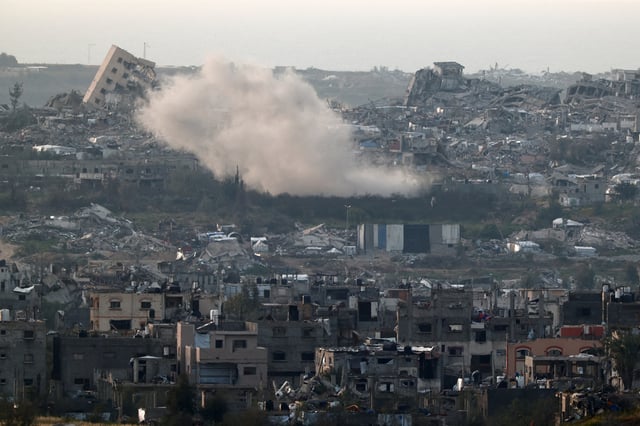 De la fumée s’élève suite à une explosion dans le nord de Gaza, vue depuis le côté israélien de la frontière Israël-Gaza, le 25 mars 2025.