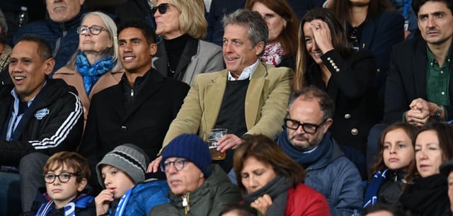 Der britische Schauspieler Hugh Grant (Mitte), eigentlich als Fan des Premier-League-Klubs FC Fulham bekannt, beim Besuch eines Spiels von Como 1907
