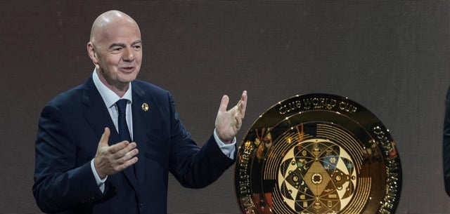 Fifa-Präsident Gianni Infantino steht neben der goldenen Trophäe, um die 32 Teams bei der Klub-WM im kommenden Sommer kämpfen