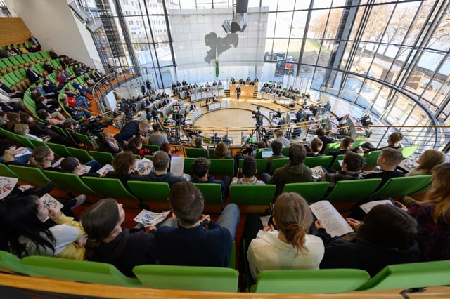 Blick in den Plenarsaal bei der Sitzung des Sächsischen Landtages während der Regierungserklärung von Michael Kretschmer (CDU), Ministerpräsident von Sachsen.