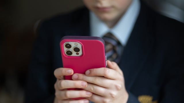 The prime minister is resisting calls for a ban on smartphones in all schools