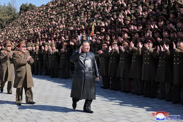 Kim Jong Un à l’Université de Politique Kim Il Sung, à Pyongyang, en Corée du Nord, le 24 février 2025 (image publiée par l’Agence centrale de presse coréenne).
