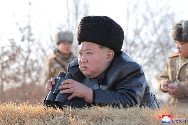 Le leader nord-coréen Kim Jong Un supervise le lancement d’essai d’un missile de croisière stratégique le 26 février 2025 (photo publiée par l’agence de presse officielle Korean Central News Agency).