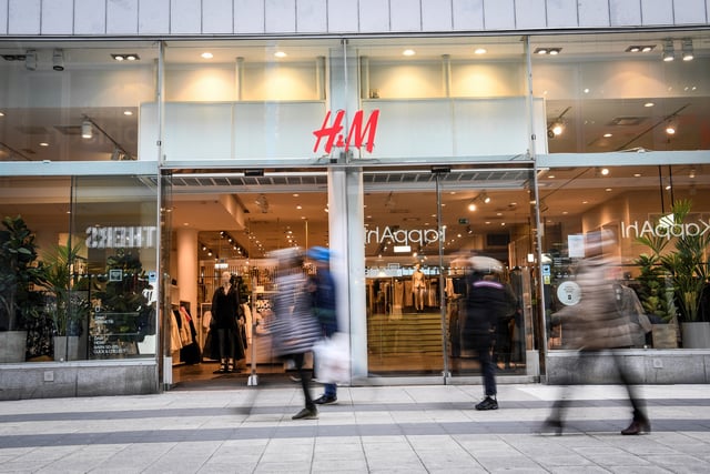 People walk past an H&M store in central Stockholm, Sweden April 2, 2020. TT News Agency/Fredrik Sandberg via REUTERS/File Photo