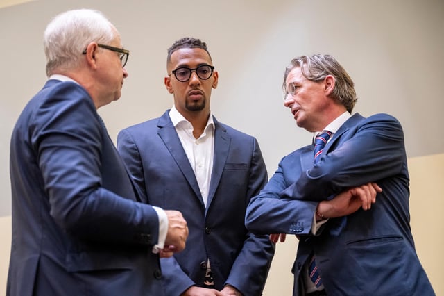 Jérôme Boateng (M.) 2024 mit Anwalt Leonard Walischewski (r.) und Sprecher Thomas Knipp (l.)