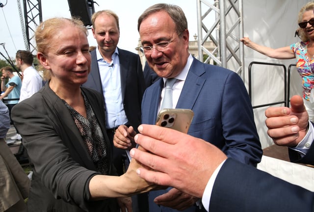 Alexandra Hildebrandt with Armin Laschet, former leader of the Christian Democratic Union, on the 60th anniversary of the beginning of construction of the Berlin Wall on August 13, 2021.
