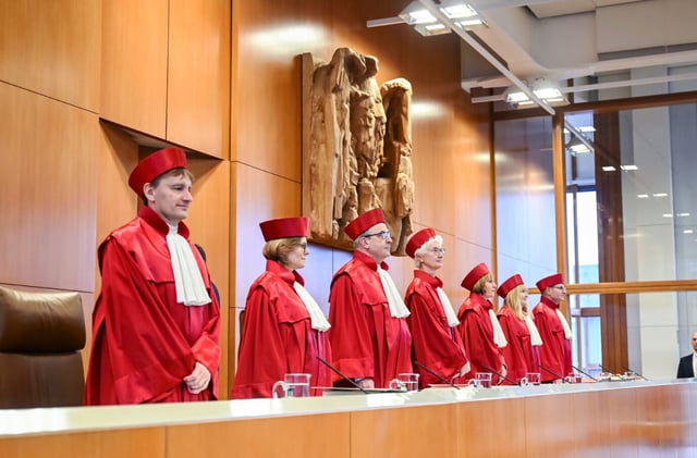 Das Foto zeigt den Zweiten Senat des Bundesverfassungsgerichts, der nun erneut zur Finanzierung der AfD-nahen Desiderius-Erasmus-Stiftung urteilte.