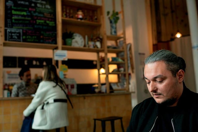 <figcaption>Alexandre, diagnostiqué schizophrène, a fait le choix d’en parler à son employeur. </figcaption>
