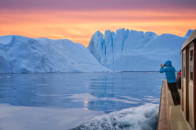 En diminuant de superficie, la banquise découvre l’océan qui, plus foncé que la glace, réfléchit moins d’énergie solaire et absorbe plus d’énergie.