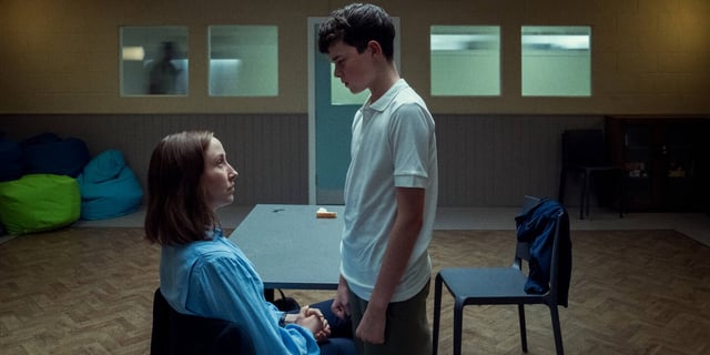 Dans la série «Adolescence», la psychologue s’adressant au personnage de Jamie.