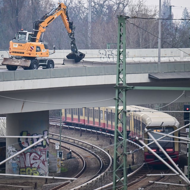 Die Brücke der A100 im Westen Berlins ist aus Sicherheitsgründen in nördlicher Richtung voll gesperrt