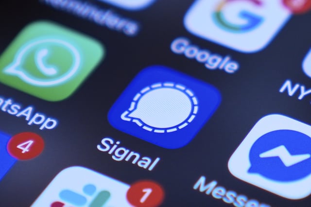 Signal app on a smartphone is seen on a mobile device screen Tuesday, March 25, 2025, in Chicago. (AP Photo/Kiichiro Sato)