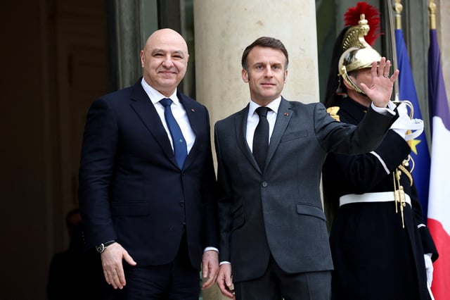 French President Emmanuel Macron welcomes Lebanese President Joseph Aoun at the Elysee Palace in Paris, France, March 28, 2025. REUTERS/Sarah Meyssonnier