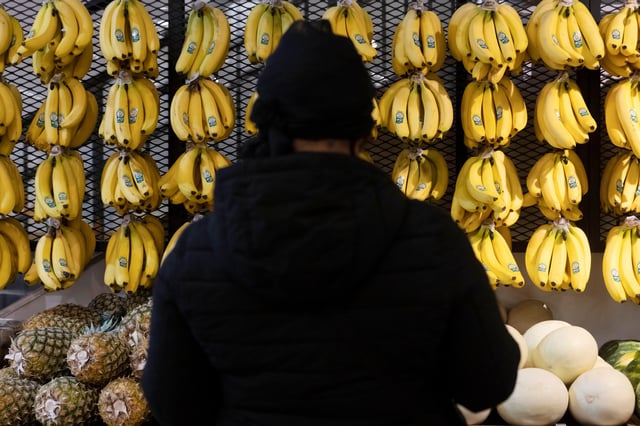 A person shops in a supermarket selling fruit and vegetables in Manhattan, New York City, U.S., March 28, 2022. REUTERS/Andrew Kelly/File Photo