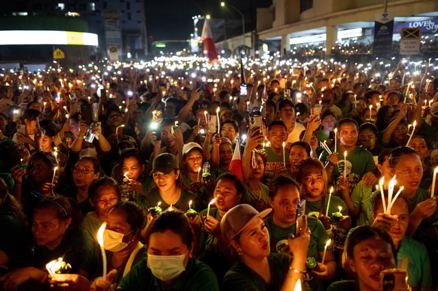 Supporters of the arrested former Philippine President Rodrigo Duterte sing Happy Birthday while holding lit candles and phones during a gathering to mark his 80th birthday in his hometown Davao City, Philippines, March 28, 2025. REUTERS/Eloisa Lopez