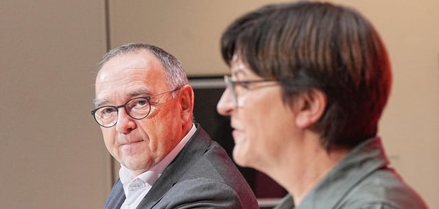 Norbert Walter-Borjans (l) und Saskia Esken führten von 2019 bis 2021 gemeinsam die SPD
